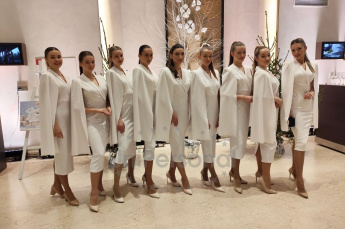 Промо модели в белом